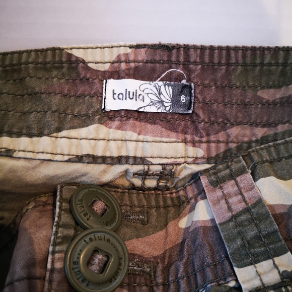 Talula Blossom Flower Cargo Capris 6 - Picture 4 of 6
